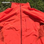 La Dynafit Enduro Jacket est cofeccionado con un tejodo muy agradable al tacto.