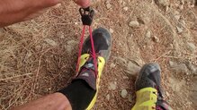 El doble atado rápido se desaprieta tirando de la pieza plástica
