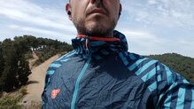 Dynafit Trail Graphic Wind Jacket, detalle cuello.