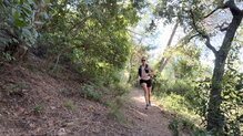 La Dynafit Ultra 12 Vest ofrece bolsillos delanteros amplios y accesibles.