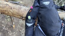 El sistema porta bastones de la Dynafit Ultra 12 Vest es versátil y estable.