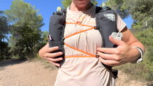 El ajuste delantero de la Dynafit Ultra 12 Vest evita balanceos incómodos.