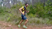 El agua rebota en carrera cuando llevamos el sistema de hidratacin trasero en la Dynafit Vertical 4.