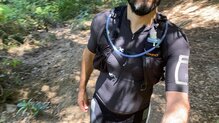Debido al sistema de hidratación, el sacarnos la Mochila Evadict 5L es algo laborioso.