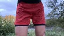 Evernya Ultra Bold Short. Detalle pantalones poco después de empezar la lluvia
