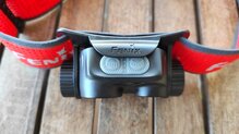 Fenix HM65R-T vista de la lengueta de bloqueo anti encendido en posición neutra.