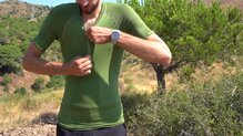 La cremallera nos permite ajustar el cuello de la camiseta