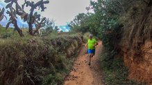 Corriendo rapido y entrando de talon las Hoka One One EVO Speedgoat se tragan las piedras