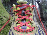 Hoka One One Speed Instinct: Detalle ojal para cordones en lengeta