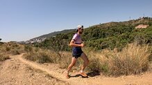 La media suela de las Hoka Speedgoat 6 envuelve el pie por los laterales