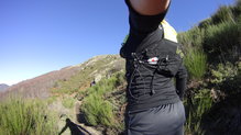 Instinct Evolution Trail Vest, dispone de un sistema de ajusta lateral en doble S.