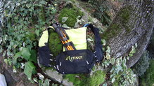 Instinct Evolution Trail Vest, tercera de las tres formas de llevar los bastones.