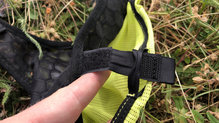 Instinct PX Trail Vest: detalle bolsillo superior espalda