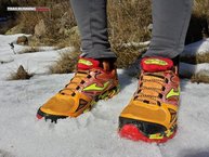 Bien protegida y con bolsillo para ocultar el sobrante de los cordones