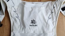 No hay araazos en el material exterior de los bolsillos.