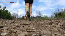 Comprobando la suela de estas Kalenji Kiprun Trail XT6 en diferentes terrenos