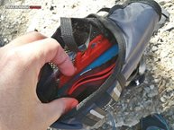 El acceso al interior es mnimo lo que dificulta introducir el material, la propia bolsa, etc.