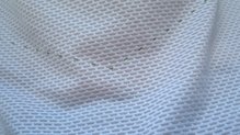 El material sintético con el que está hecho la camiseta Komland Minimal es ligerísimo, con apreciable relieve y muy poroso.