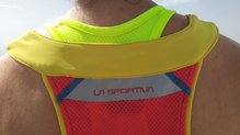 La Sportiva Joy Tank, vista de la parte trasera con el reflectante y el nombre de la casa.