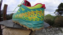 La Sportiva Lycan Woman GTX viene con mediasuela de compuesta de goma EVA y un dibujo de origami especial para aportar más comodidad.