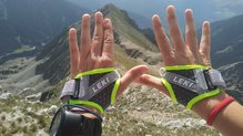 Palos Leki Micro Trail Race, vista de un lado de los guantes.