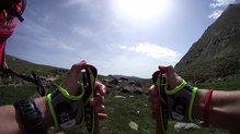 Palos Leki Micro Trail Race, las dragoneras se sacan aprentando un clip y subiendo el aro hacia arriba.