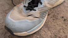 Los cortes en el upper han aparecido en las dos zapatillas.
