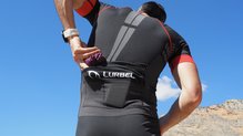 Lurbel Trail Pro Duo cuenta con dos bolsillos de diferentes tamaos en la espalda