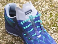 Merrell Agility Peak Flex: lengüeta con pasadores que unen cordaje-lengueta-upper