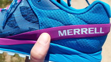 Merrell Antora: la franja morada es parte del sistema Hyperlock en el taln