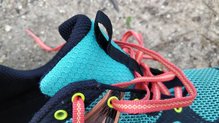 Merrell MQM Flex Gore-Tex: tirador y pasador para que los cordones no se muevan