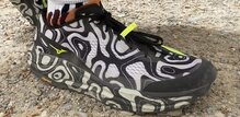 Cordones con sistema para evitar que se afloje y donde poder recogerlos. Perfectos para ultras