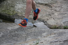 Probando el agarre de la suela Michelin de las Mizuno Wave Daichi 2 en roca seca