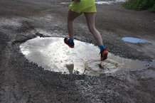 Corriendo dentro de un charco con las Mizuno Wave Daichi 2 (2)