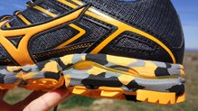 Mizuno Wave Hayate 3: la onda naranja (Wave) distribuye el impacto de la pisada