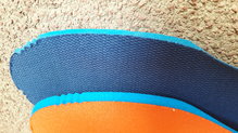 MIZUNO WAVE MUJIN 5: Apuesta por el confort, como por ejemplo en el incremento del grosor de la plantilla (la naranja es del modelo 5 y la azul del 4)