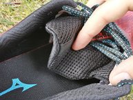 Lengüeta generosa y cosida para evitar que se mueva o entren pequeños elementos como piedrecitas...