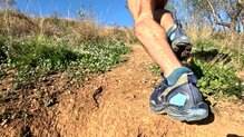 La suela tracciona bien en terreno de tierra compacto