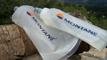 La mochila Montane Via Claw 14 viene de serie con dos soft flask de 500ml, en nuestro caso la hemos probado con uno de 500 y otro de 250 ml. 