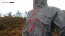 La Montane Minimus 777 Jacket bajo la lluvia