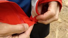 MONTANE MINIMUS STRETCH ULTRA: boton de ayuda para engarzar la cremallera principal de la chaqueta