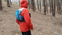 MONTANE MINIMUS STRETCH ULTRA: con la mochila por fuera de la chaqueta