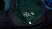 Mountain Hardwear Race Vest Pack: Detalle reflectantes traseros