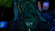 Mountain Hardwear Race Vest Pack: Detalle reflectantes traseros