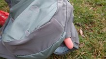 Mountain Hardwear Race Vest Pack: Agujero para sacar el tubo de hidratacin