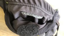 El velcro que permite cerrar los bolsillos del Nathan VaporKrar se ha despegado parcialmente con el uso 