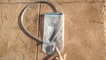 Nathan VaporSwiftra 4L, vista de la bolsa de hidratación Hydrapack con el tubo separado con un simple click.