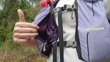 Nathan VaporSwiftra 4L viene con dos bolsillos con cremallera.