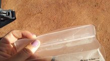 Nathan VaporSwiftra 4L, la bolsa de hidratación viene con unas pestañas de separación para su mejor abertura.