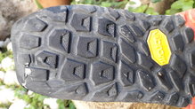 NEW BALANCE FRESH FOAM HIERRO V5: zona posterior de la suela, afectada únicamente en la zona de recepción